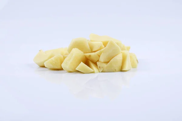Свіжа сира картопля на білому тлі . — стокове фото