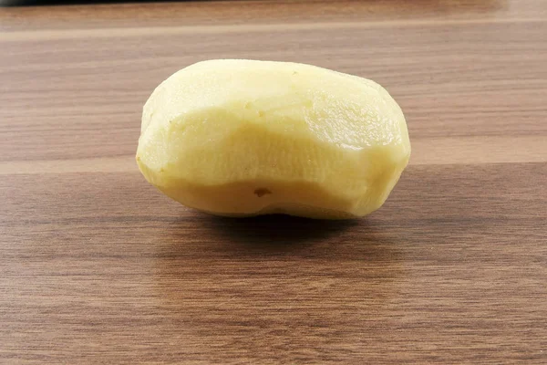 Свіжа сира картопля на дерев'яному столі . — стокове фото