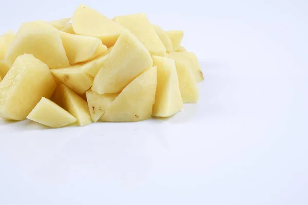 Свіжа сира картопля на білому тлі . — стокове фото