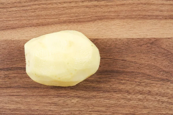 Fresh raw potato on wood table. — Stock Photo, Image