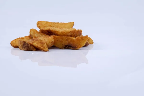 I cunei di patate sono cunei di patate, spesso grandi e non pelati isolati su bianco — Foto Stock
