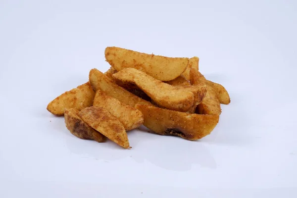 Πατάτες είναι φέτες πατάτες, συχνά μεγάλη και μη αποφλοιωμένων τοματών απομονωθεί σε λευκό — Φωτογραφία Αρχείου