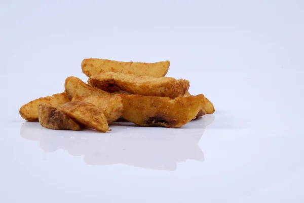 Πατάτες είναι φέτες πατάτες, συχνά μεγάλη και μη αποφλοιωμένων τοματών απομονωθεί σε λευκό — Φωτογραφία Αρχείου