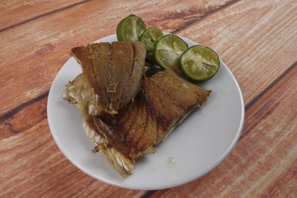 Ahşap arka plan üzerinde limonlu tuzlu balık.