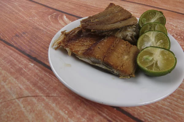 Ahşap arka plan üzerinde limonlu tuzlu balık.