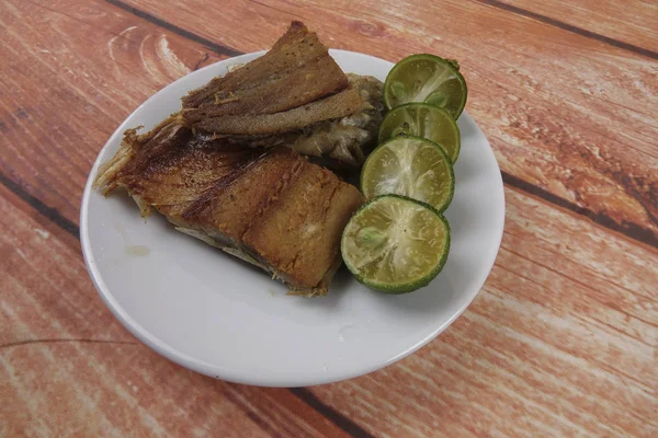 Ahşap arka plan üzerinde limonlu tuzlu balık.