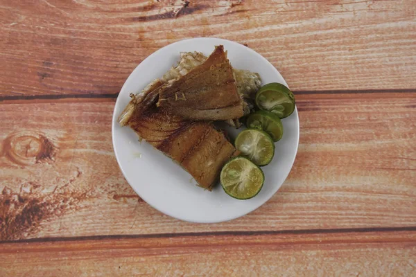 Ahşap arka plan üzerinde limonlu tuzlu balık.
