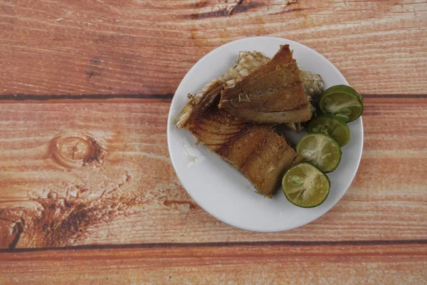 Ahşap arka plan üzerinde limonlu tuzlu balık.