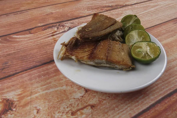 Ahşap arka plan üzerinde limonlu tuzlu balık.