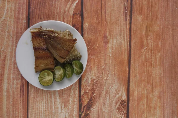Ahşap arka plan üzerinde limonlu tuzlu balık.