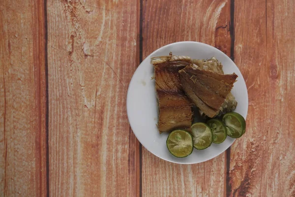 Ahşap arka plan üzerinde limonlu tuzlu balık.