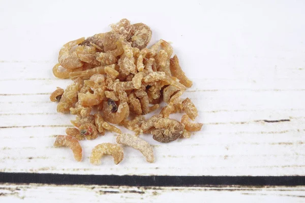 Kurutulmuş karides üzerinde ahşap arka plan izole