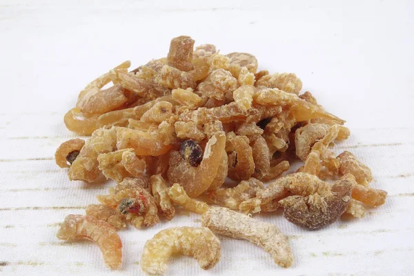 Kurutulmuş karides üzerinde ahşap arka plan izole