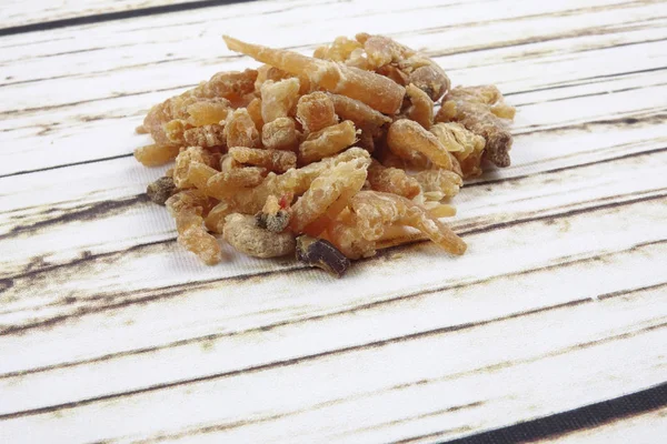 Сушеные креветки изолированы на деревянном фоне — стоковое фото