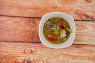 ahşap masa üzerinde tavuk çorbası