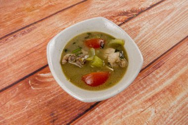 ahşap masa üzerinde tavuk çorbası