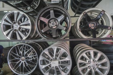 Kuala Lumpur, 22 Aralık 2016. Makinist araba bakım atölyesinde çalışıyor. Emekçilerin