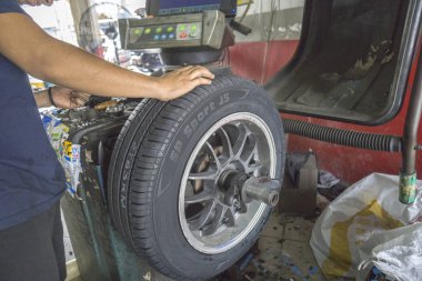 Kuala Lumpur, 22 Aralık 2016. Makinist araba bakım atölyesinde çalışıyor. Emekçilerin