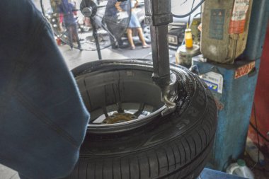 Kuala Lumpur, 22 Aralık 2016. Makinist araba bakım atölyesinde çalışıyor. Emekçilerin