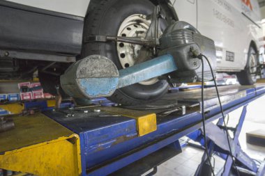 Kuala Lumpur, 22 Aralık 2016. Makinist araba bakım atölyesinde çalışıyor. Emekçilerin