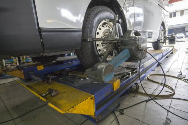 Kuala Lumpur, 22 Aralık 2016. Makinist araba bakım atölyesinde çalışıyor. Emekçilerin