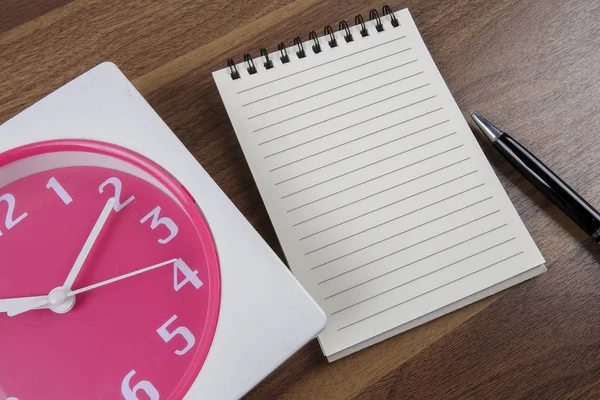 시간 관리 개념, 책, 펜 및 나무에 시계 — 스톡 사진