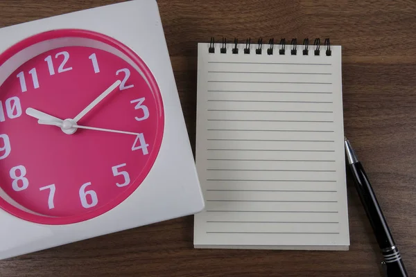 Ώρα διαχείριση εννοιολογική, βιβλίο, στυλό και το ρολόι στο ξύλο — Φωτογραφία Αρχείου