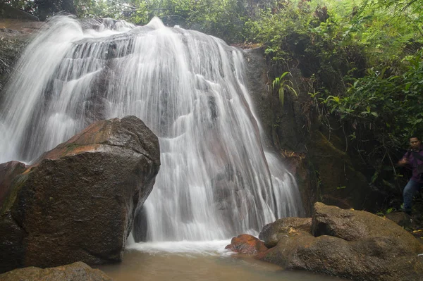 Cachoeira profunda na selva na Malásia . — Fotografia de Stock