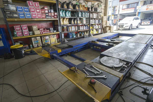 KUALA LUMPUR, 22 DIC 2016. Mecánico trabajando en el taller de mantenimiento de automóviles. Personas que trabajan —  Fotos de Stock