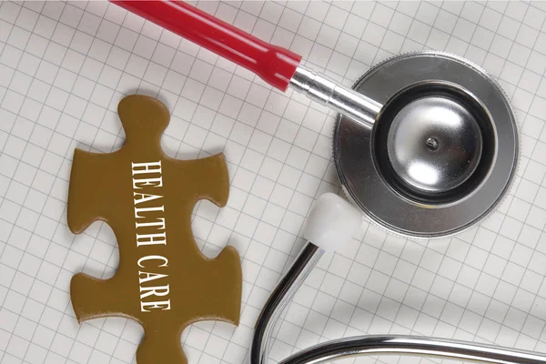 Medizinisches Konzept mit Stethoskop, Puzzleteil und Münzen mit — Stockfoto