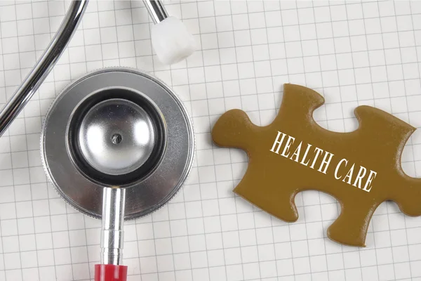 Medizinisches Konzept mit Stethoskop, Puzzleteil und Münzen mit — Stockfoto