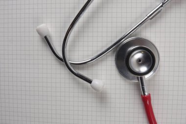 Ahşap arka plan üzerinde kırmızı stetoskop. Tıbbi ve sağlık kavramı.