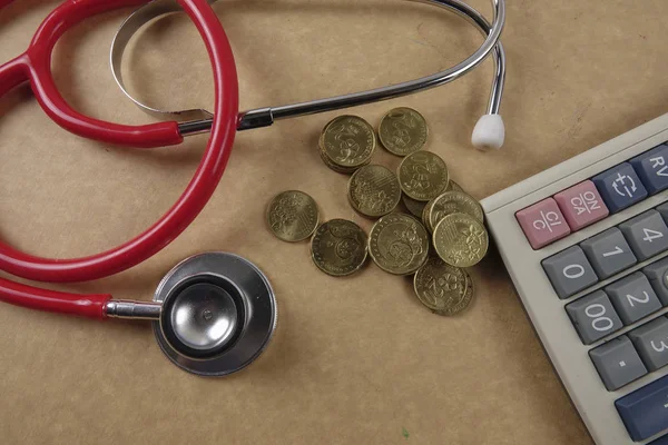 Czerwony stetoskop na podłoże drewniane. Koncepcja Medycyna i opieka medyczna. — Zdjęcie stockowe
