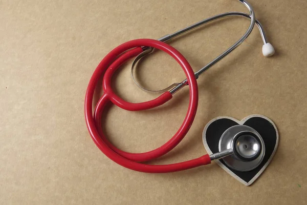 Красный стетоскоп на деревянном фоне. Медицинская и медицинская концепция . — стоковое фото