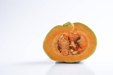 Beyaz izole tatlı turuncu kabak.