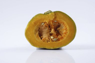Beyaz izole tatlı turuncu kabak.