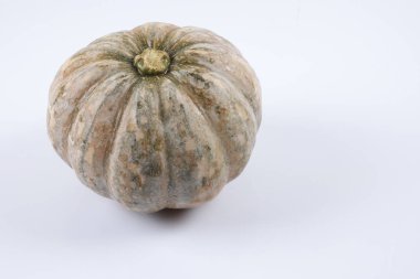 Beyaz izole tatlı turuncu kabak.