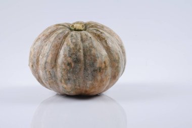 Beyaz izole tatlı turuncu kabak.