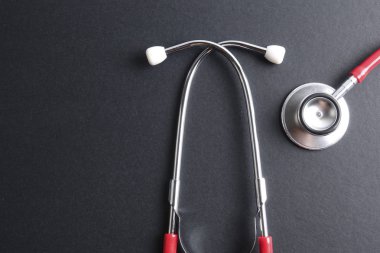Kırmızı stetoskop, klavye, bulmaca ve para. Tıp kavramı.