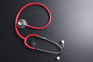 Kırmızı stetoskop, klavye, bulmaca ve para. Tıp kavramı.