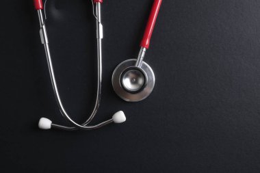 Kırmızı stetoskop, klavye, bulmaca ve para. Tıp kavramı.