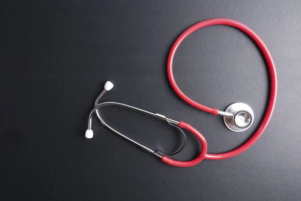 Rode stethoscoop, toetsenbord, puzzel en munten. Medische concept. — Stockfoto