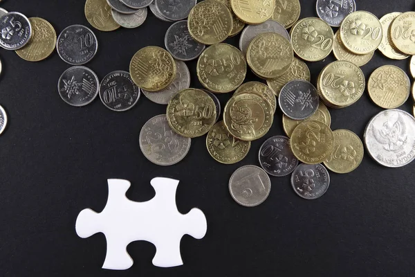 동전과 금 퍼즐입니다. 비즈니스 개념 — 스톡 사진