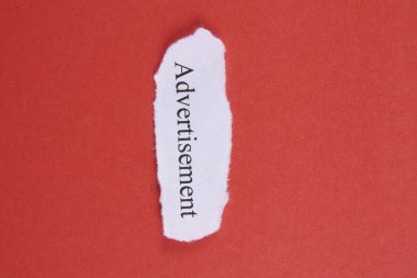 Yırtık kağıt üzerinde kavramsal kelime Pazarlama.