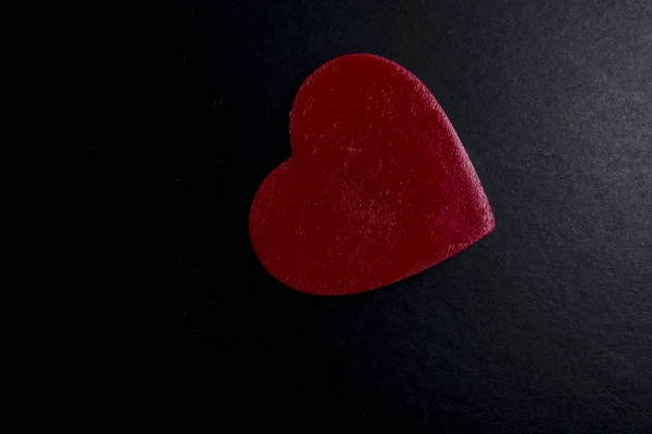Forma de corazón de madera y rompecabezas. Concepto de amor — Foto de Stock