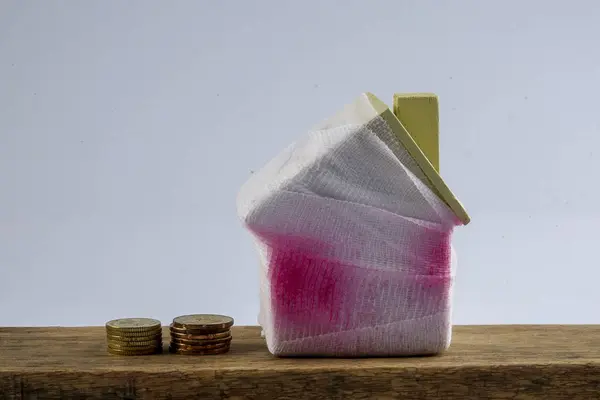 Maison et petites pièces. Concept d'économie de carence — Photo