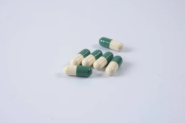 Pilules de médecine jaune / verte sur blanc. Concept de soins de santé — Photo