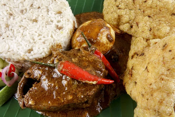 Nasi dagang, een populaire Maleisische maaltijd op de oostelijke kust van het Maleisische schiereiland. — Stockfoto