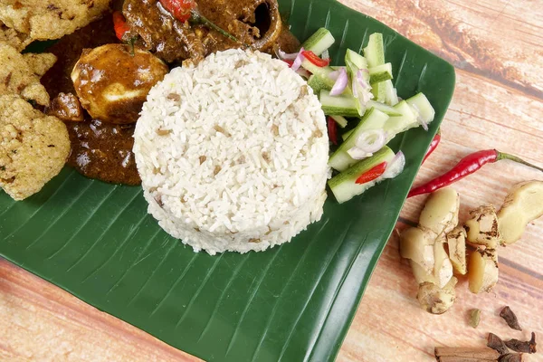 Nasi dagang, Malezya Yarımada'nın Doğu kıyısındaki bir popüler Malezya yemek. — Stok fotoğraf