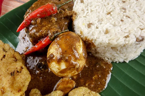 Nasi dagang, een populaire Maleisische maaltijd op de oostelijke kust van het Maleisische schiereiland. — Stockfoto